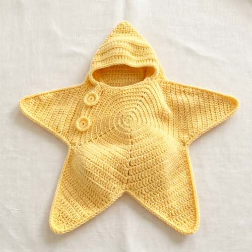 Cocon Étoile Etoilo jaune beurre en maille crochet, vu à plat